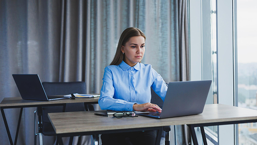 Mujer trabajando en laptop